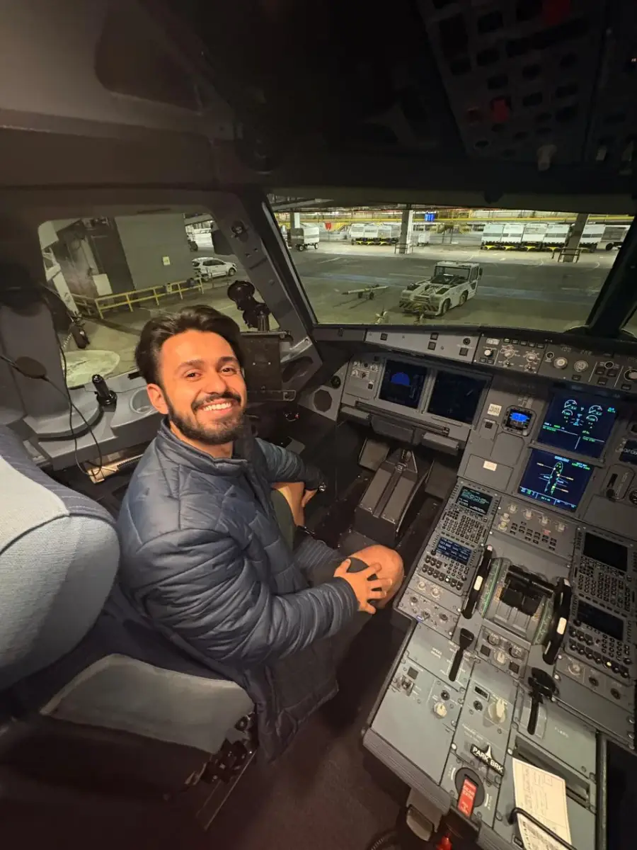 Marquinhos Milhas na cabine de um avião